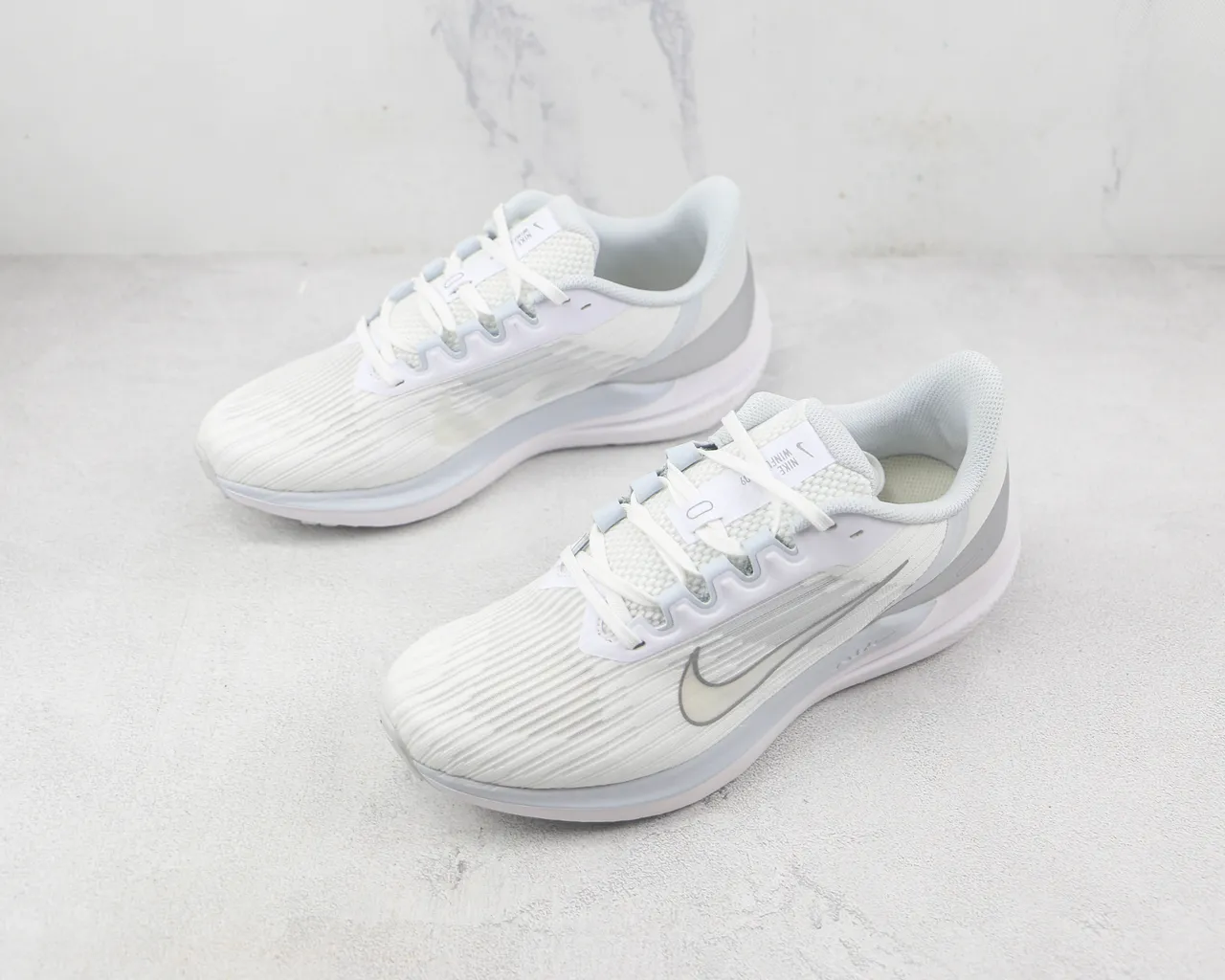 Nike Air Zoom Pegasus সাদা রূপালি কুঁচকুঁচে বুনন উপর অসমমিত লেস গার্ড রানিং জুতা 4