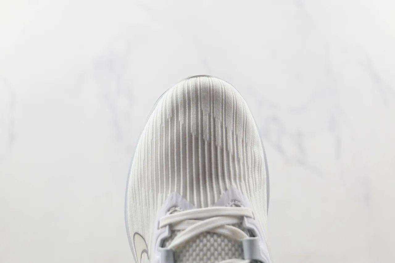 Nike Air Zoom Pegasus সাদা রূপালি কুঁচকুঁচে বুনন উপর অসমমিত লেস গার্ড রানিং জুতা 6