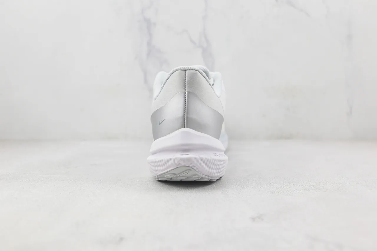 Nike Air Zoom Pegasus সাদা রূপালি কুঁচকুঁচে বুনন উপর অসমমিত লেস গার্ড রানিং জুতা 9