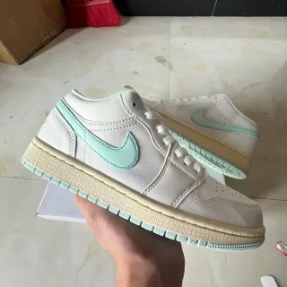 Nike Beige Green Low-Top Leather Upper Lifestyle Sneakers