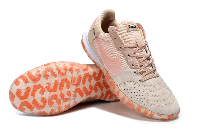 Nike بيجي وردي أحذية كرة القدم الداخلية المنخفضة المثقوبة سويد الجزء الأمامي 4