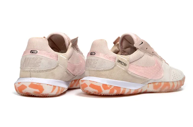 Nike بيجي وردي أحذية كرة القدم الداخلية المنخفضة المثقوبة سويد الجزء الأمامي 5