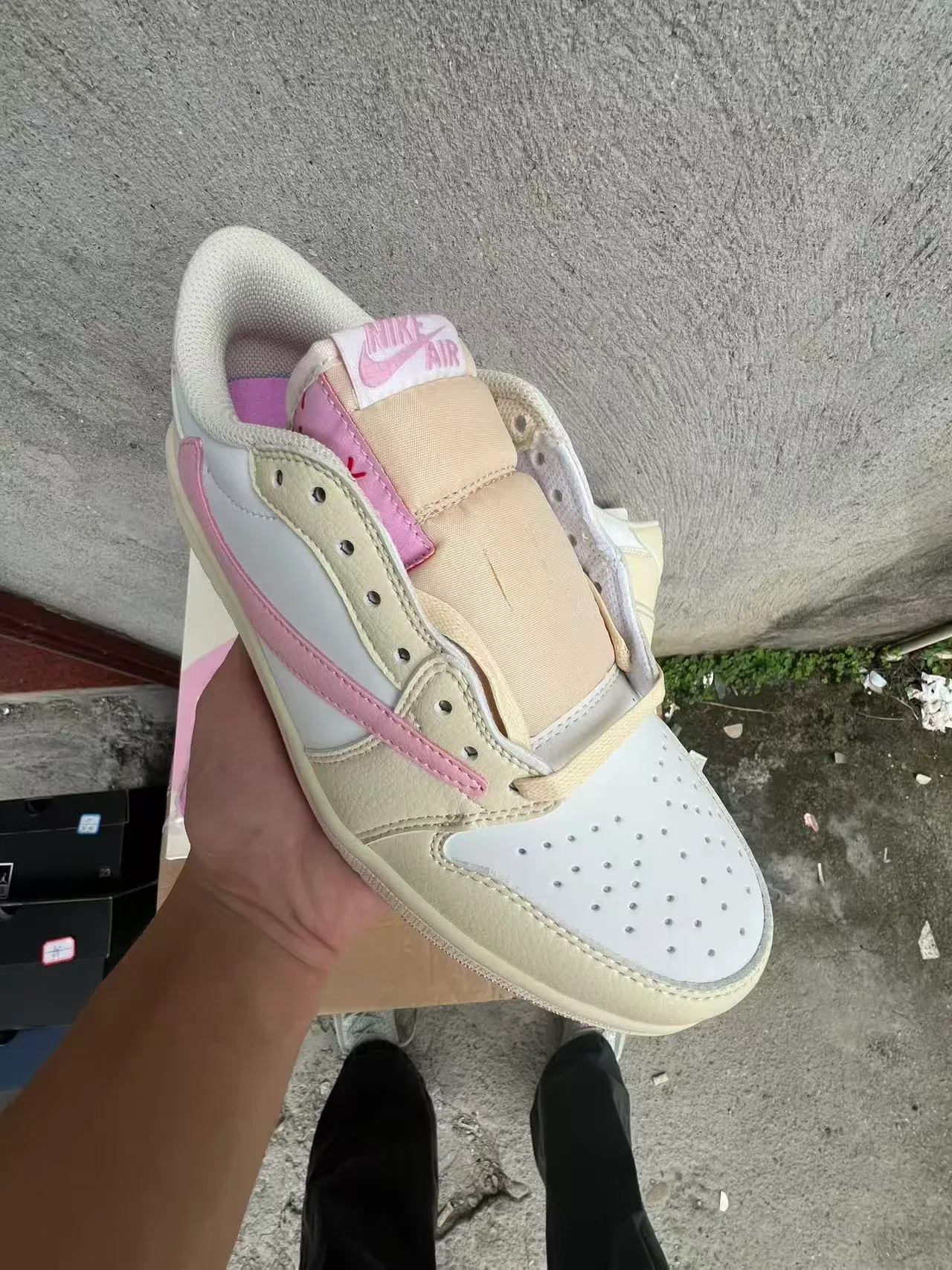 Nike Beige Pink Low-Top Silhouette Layered Leather Panels Lifestyle Sneakers 2