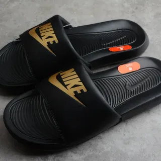 Nike Benassi JDI काले और सुनहरे चप्पल