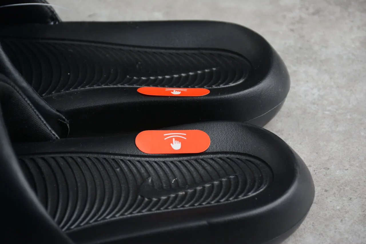 Nike Benassi JDI Black and Gold Slippers 5