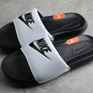 Nike Benassi JDI ग्रे और काला सैंडल