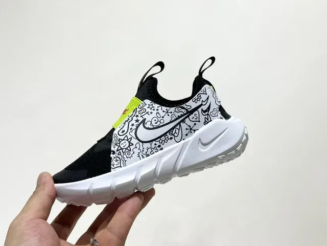 Nike Black White Slip-On Mesh Upper Lifestyle Sneakers 10