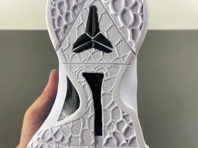 Nike Blue White Honeycomb Mesh Upper Sculpted Zoom Midsole Basketball Shoes 9