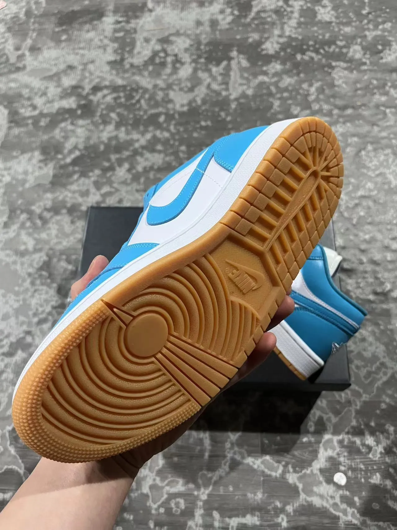 Nike Blue White Low-Top Leather Upper Lifestyle Sneakers 6