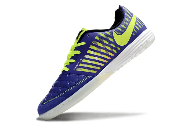 Nike Chaussures de football indoor en bleu et jaune avec upper synthétique matelassé, overlay de cage perforé diagonal 2