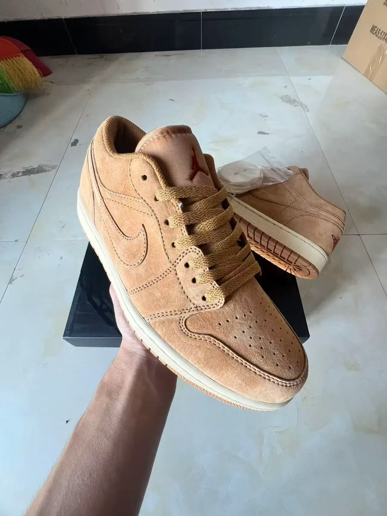 Nike Brown Beige Suede Upper Low-Top Silhouette Lifestyle Sneakers 2