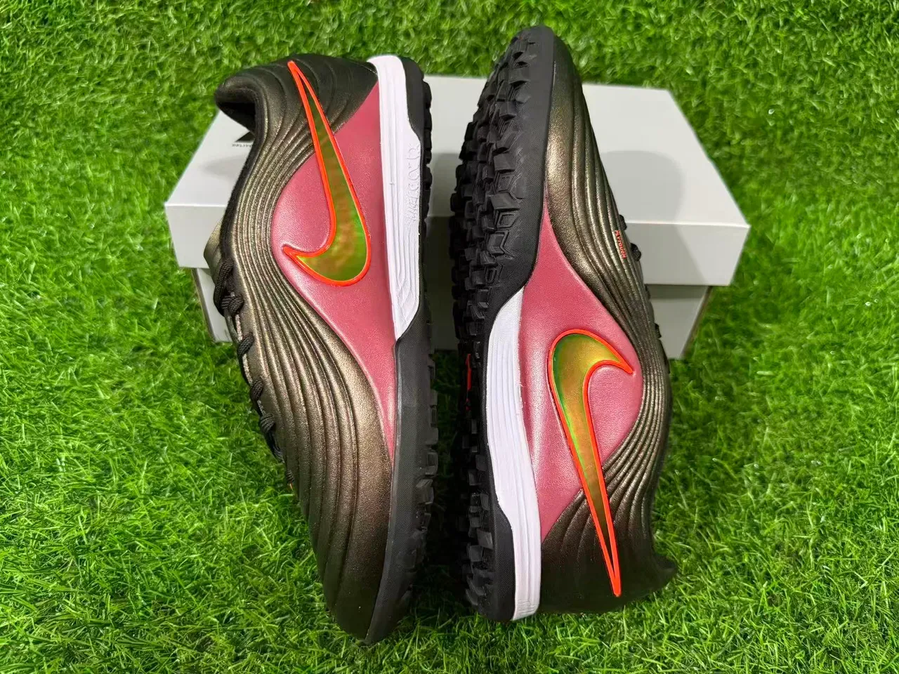Nike Sapatos de Futebol Turf Borgonha Laranja Superior Sintético Ribeteado Acabamento Gradiente Metálico 3