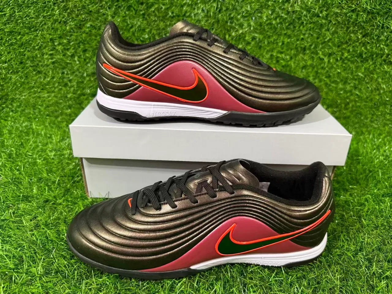 Nike Sapatos de Futebol Turf Borgonha Laranja Superior Sintético Ribeteado Acabamento Gradiente Metálico 9