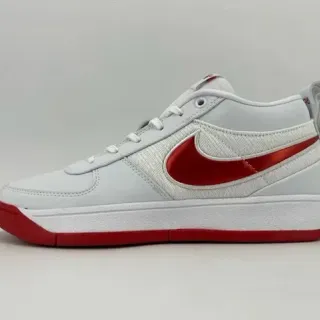 Nike Court Legacy सफेद लाल स्तरीय टेक्स्टाइल और चमड़ा लाइफस्टाइल स्नीकर