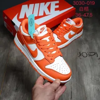 Nike Dunk Low 橙色和白色生活方式运动鞋