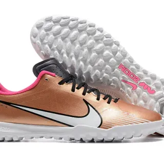 Nike सुनहरा गुलाबी धातवीय सिंथेटिक ऊपरी भाग लो-कट एंगल कॉलर टर्फ सोकर जूते
