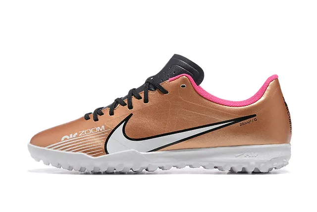 Nike Sapatos de futebol para relvado com upper sintético em dourado rosa metálico, colar de tornozelo baixo 10