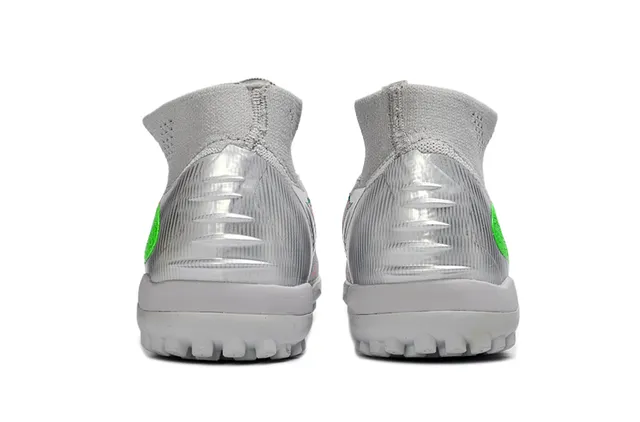 Nike Chaussures de football gris multicolor avec upper en maille tricotée, forefoot tissé, ajustement sock-fit, pour turf 4