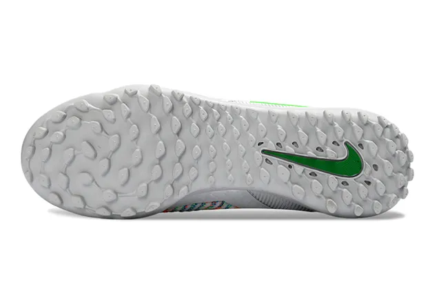 Nike Chaussures de football gris multicolor avec upper en maille tricotée, forefoot tissé, ajustement sock-fit, pour turf 5