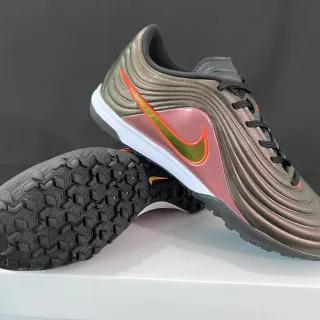 Nike Gris Rosa Parte Superior Texturizada Ondulada Ribeteada Acabado Iridiscente Metálico Zapatos de Fútbol Turf