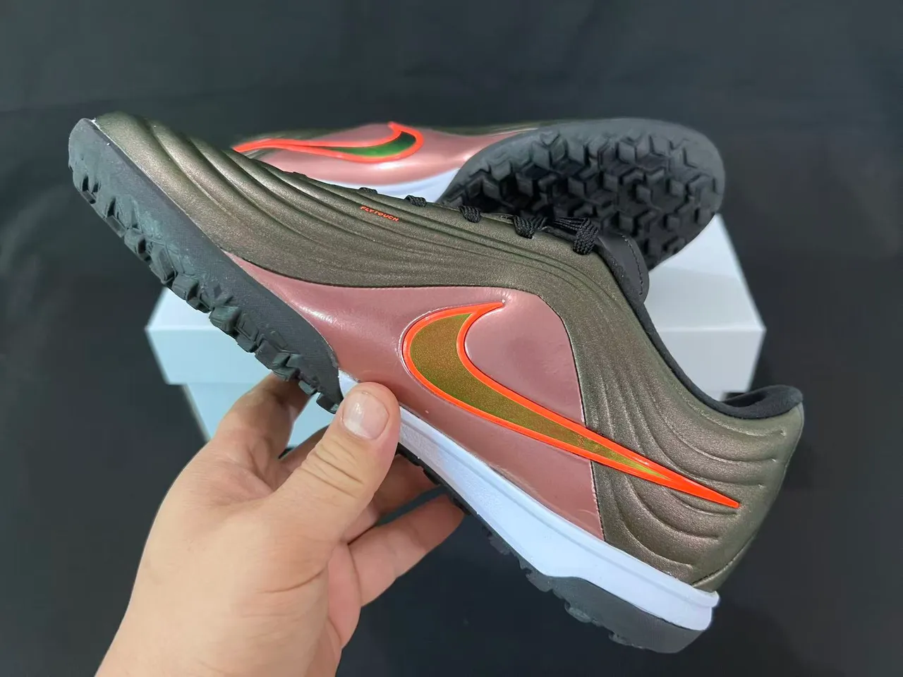 Nike Gris Rose Chaussures de Football Turf à Partie Supérieure Texturisée en Vague Ribbelée Finition Métallique Iridescente 4