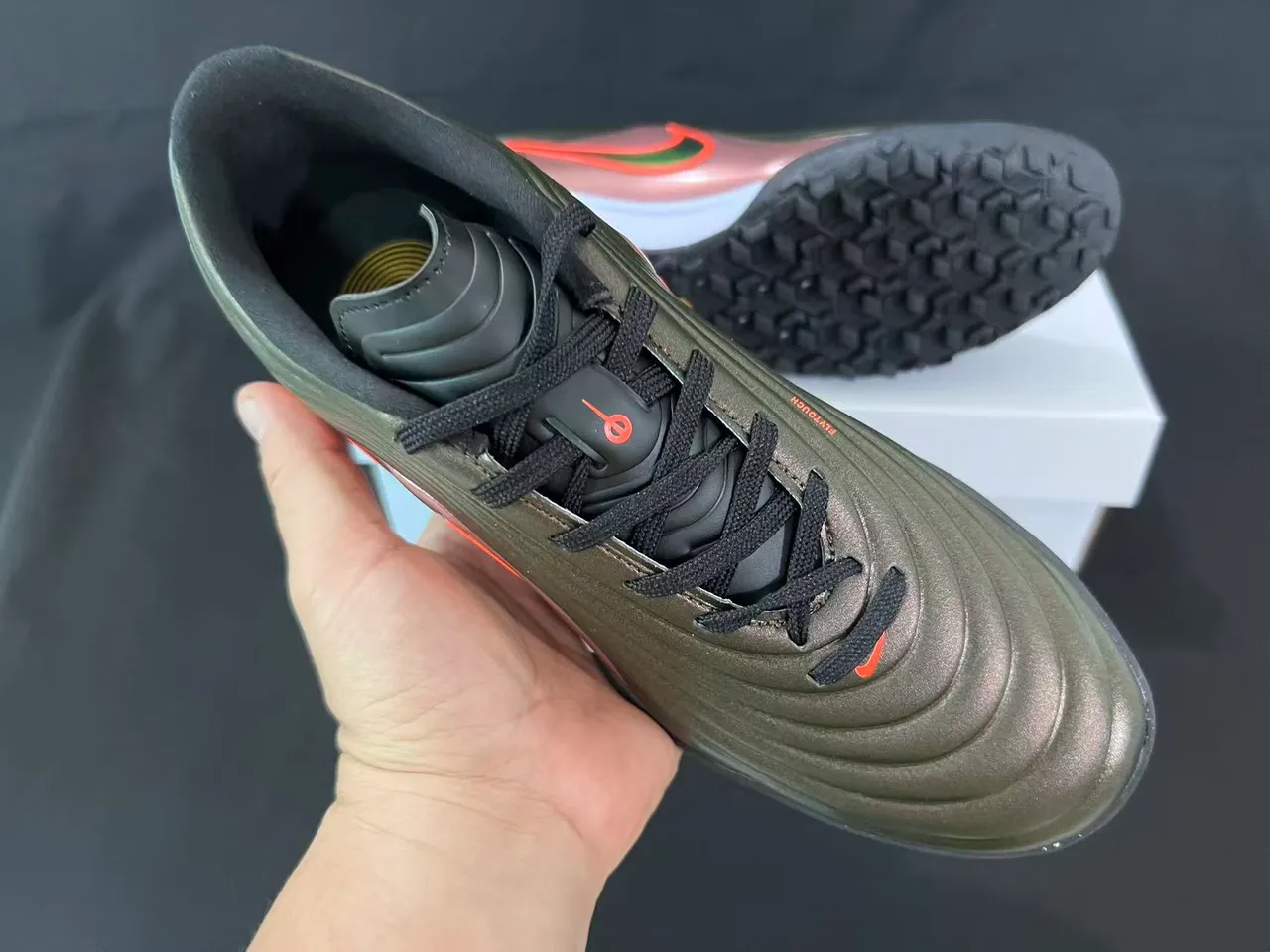 Nike Gris Rose Chaussures de Football Turf à Partie Supérieure Texturisée en Vague Ribbelée Finition Métallique Iridescente 5