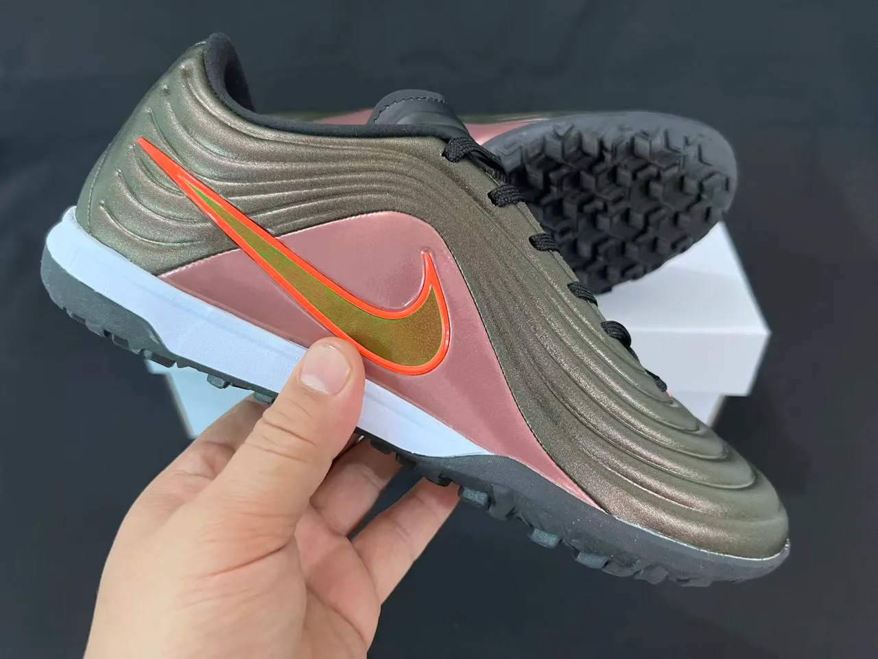 Nike Gris Rose Chaussures de Football Turf à Partie Supérieure Texturisée en Vague Ribbelée Finition Métallique Iridescente 6