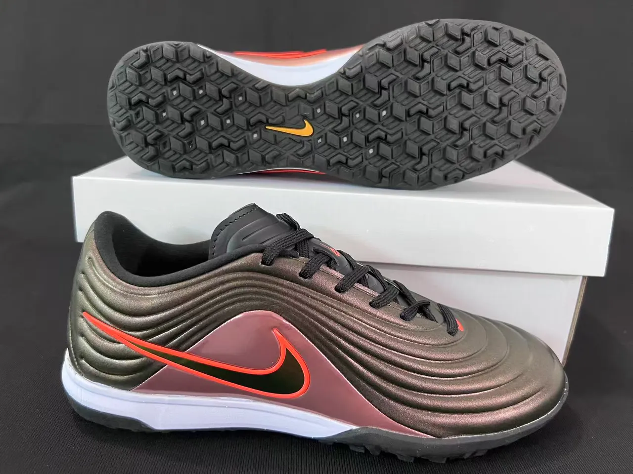 Nike Gris Rose Chaussures de Football Turf à Partie Supérieure Texturisée en Vague Ribbelée Finition Métallique Iridescente 7