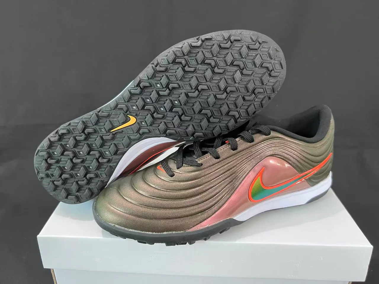 Nike Gris Rose Chaussures de Football Turf à Partie Supérieure Texturisée en Vague Ribbelée Finition Métallique Iridescente 8