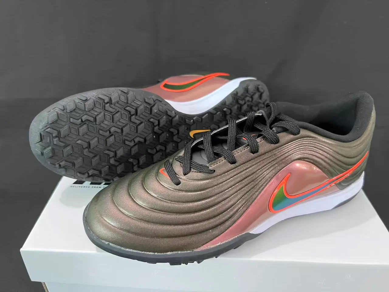 Nike Gris Rose Chaussures de Football Turf à Partie Supérieure Texturisée en Vague Ribbelée Finition Métallique Iridescente 9