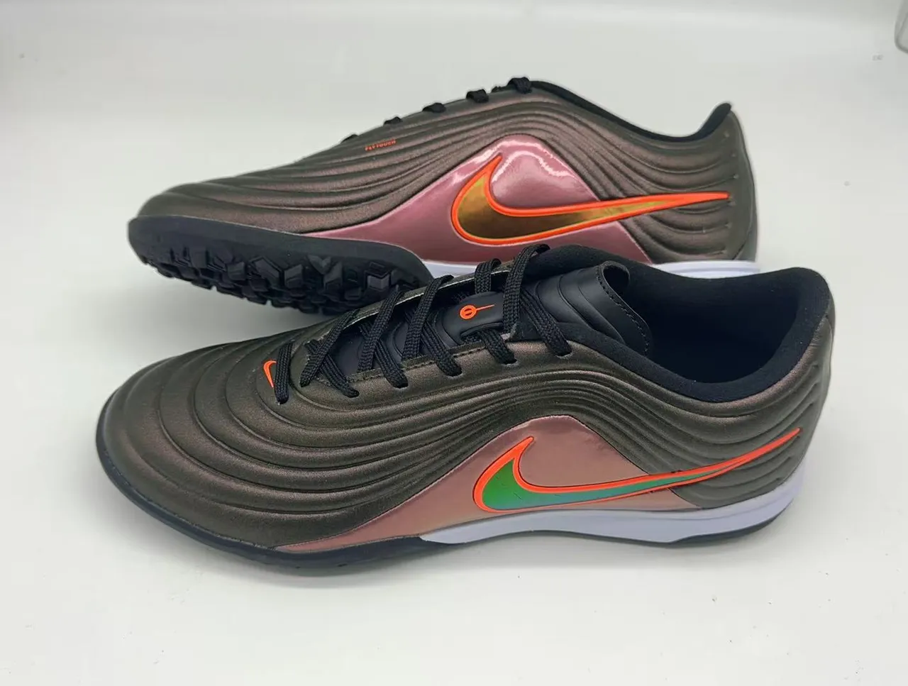 Nike Gris Rose Chaussures de Football Turf à Partie Supérieure Texturisée en Vague Ribbelée Finition Métallique Iridescente 10