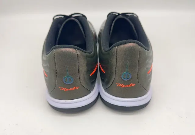 Nike Gris Rose Chaussures de Football Turf à Partie Supérieure Texturisée en Vague Ribbelée Finition Métallique Iridescente 11