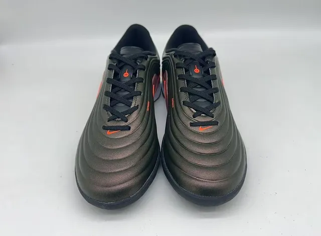 Nike Gris Rose Chaussures de Football Turf à Partie Supérieure Texturisée en Vague Ribbelée Finition Métallique Iridescente 12