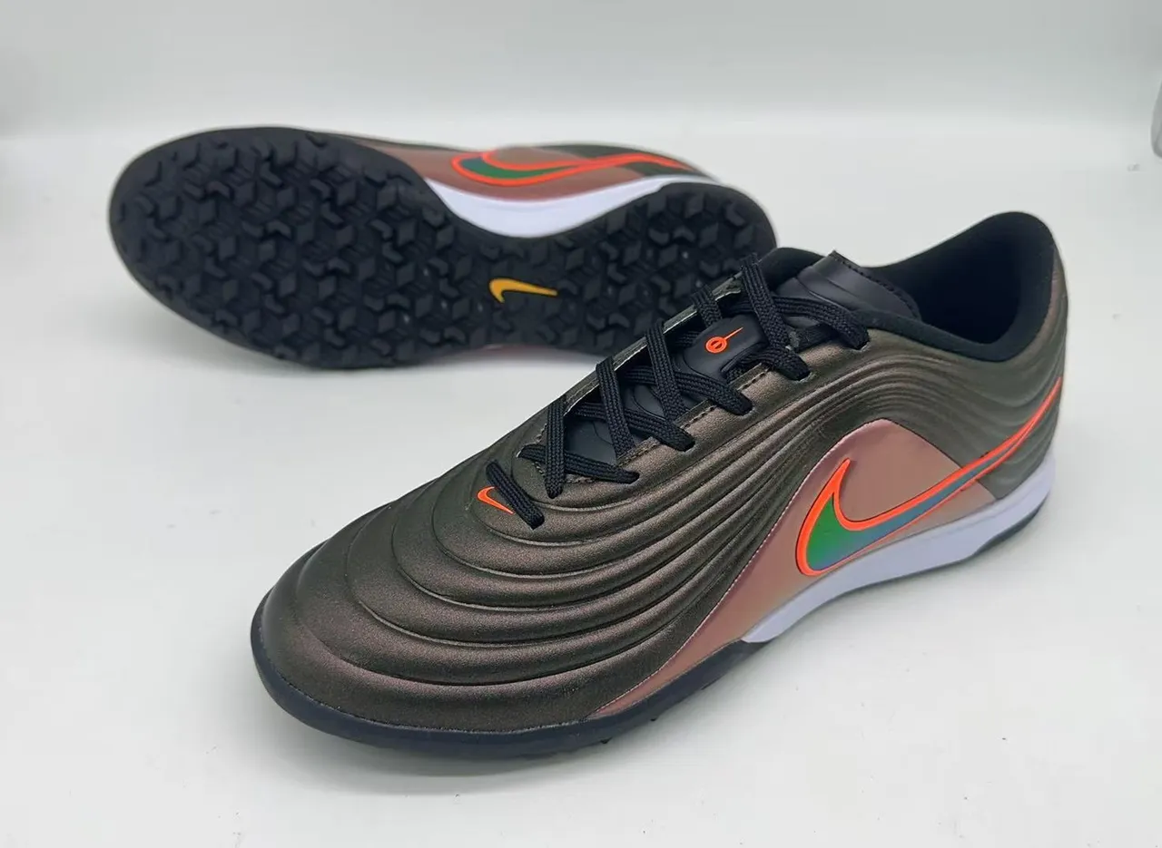 Nike Gris Rose Chaussures de Football Turf à Partie Supérieure Texturisée en Vague Ribbelée Finition Métallique Iridescente 13
