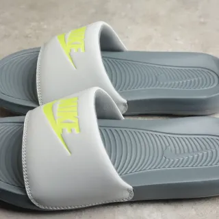Nike ग्रे येलो सिंगल स्ट्रैप स्लाइड पैडेड फैब्रिक स्लिपर्स