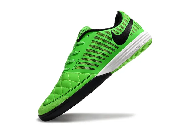 Nike أخضر أسود منخفض أصابع القدم المبطن أحذية كرة القدم الداخلية 7