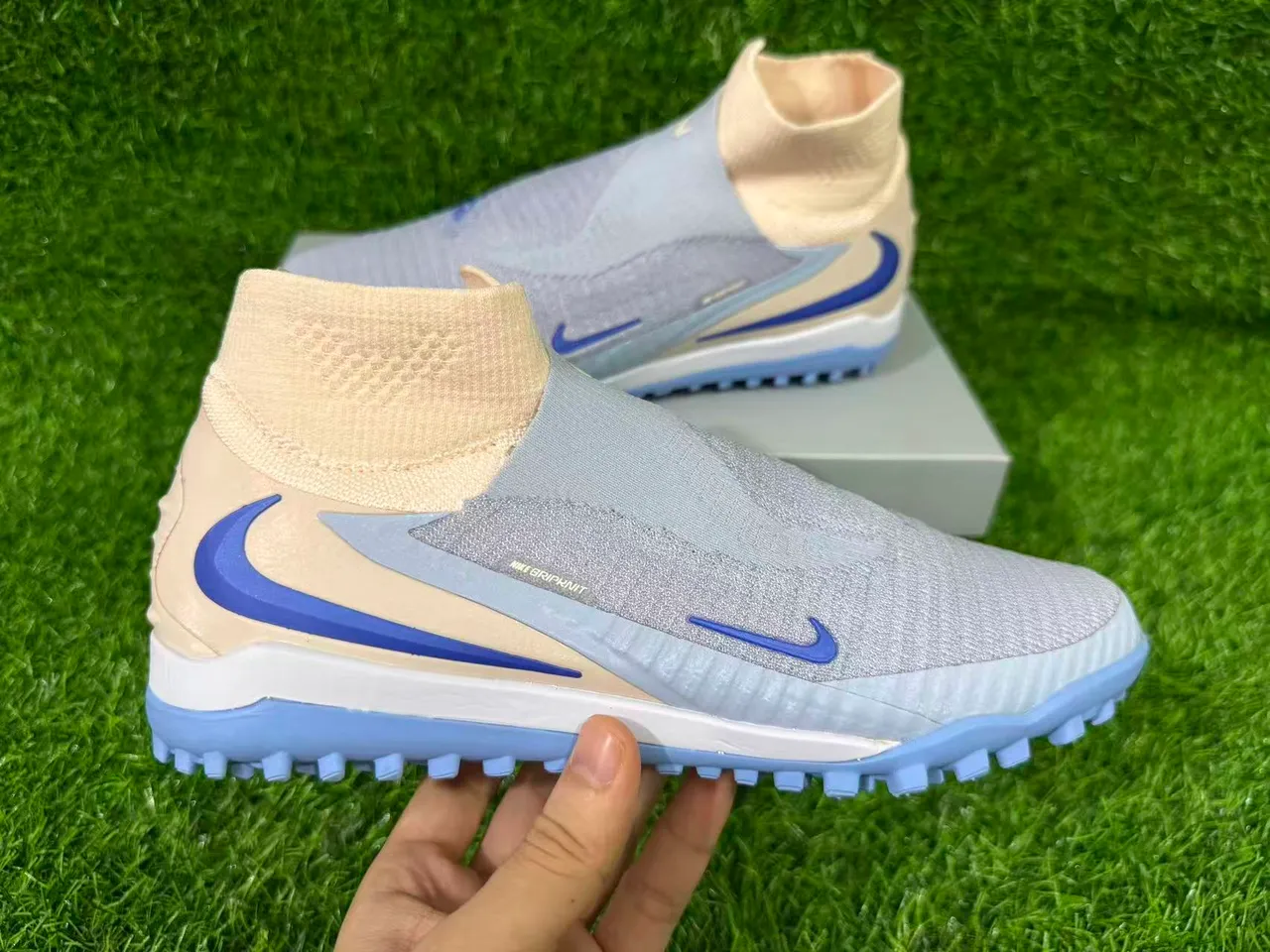 Nike Phantom GT Beige Azul Zapatos de fútbol con construcción de upper en knit ajustable para turf 2