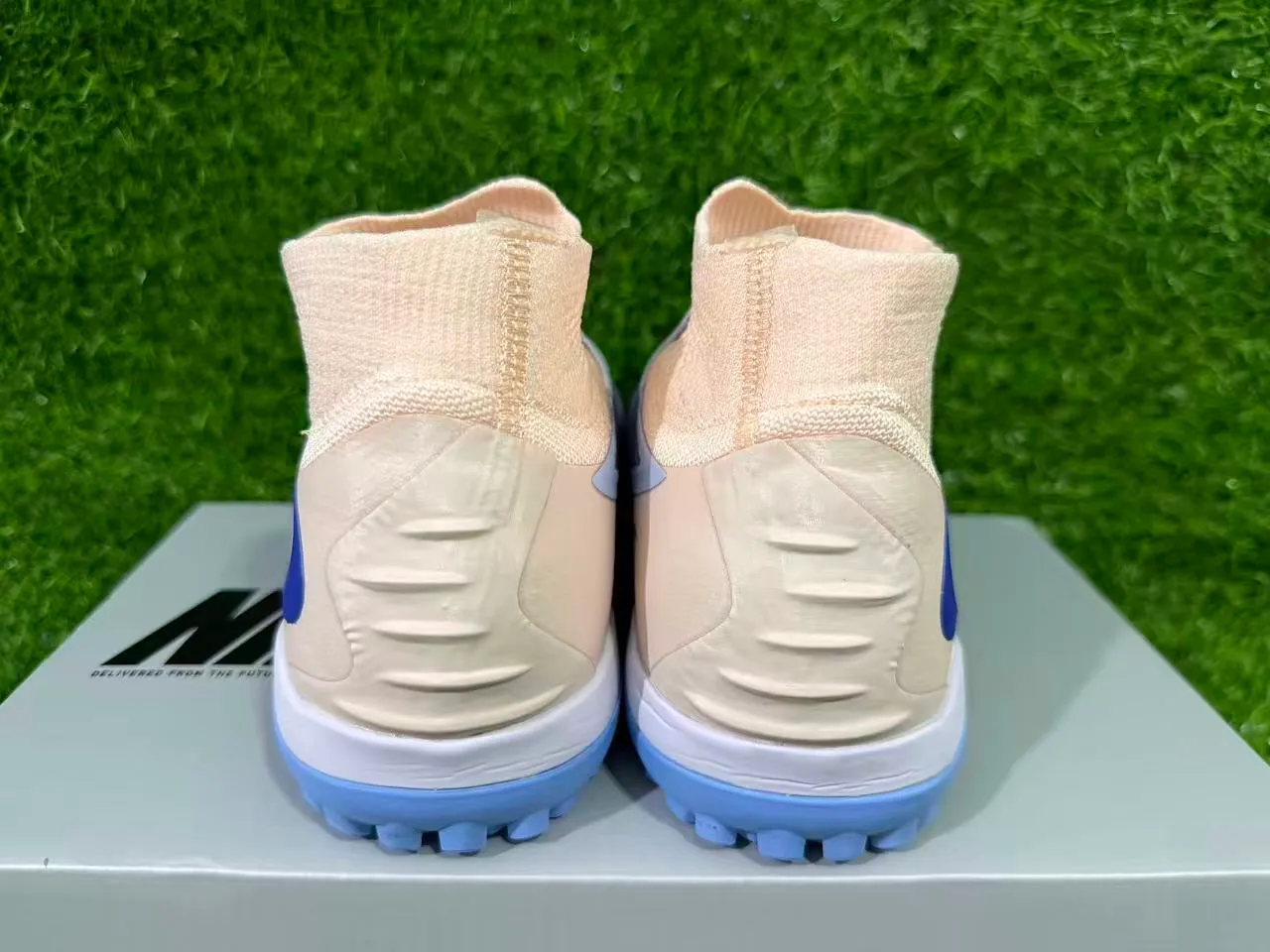 Nike Phantom GT Beige Azul Zapatos de fútbol con construcción de upper en knit ajustable para turf 3
