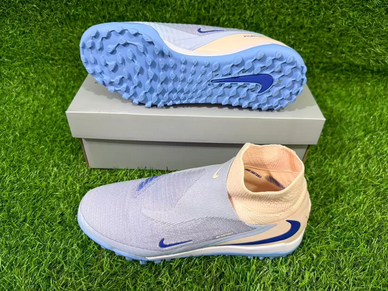 Nike Phantom GT Beige Azul Zapatos de fútbol con construcción de upper en knit ajustable para turf 4