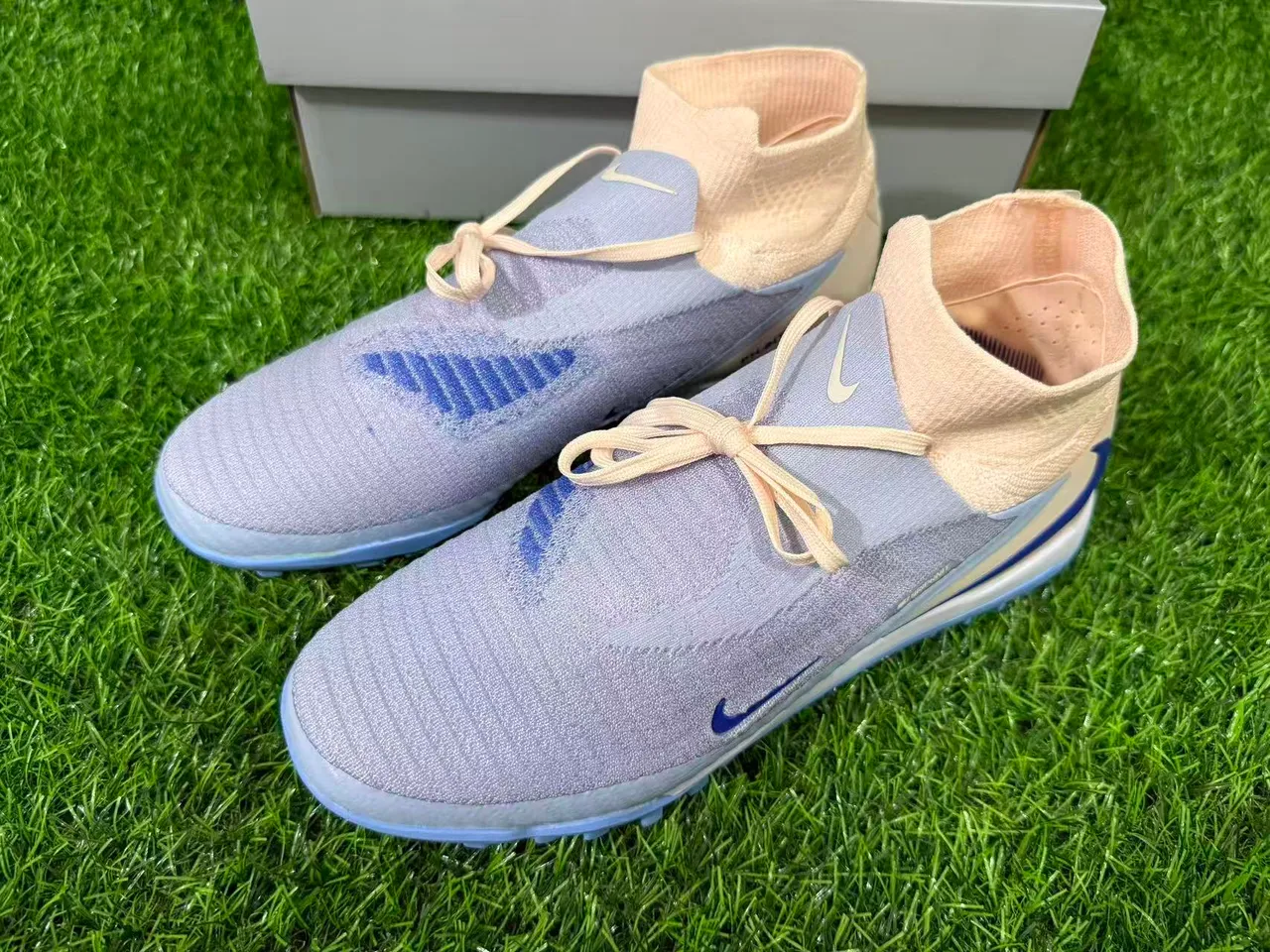 Nike Phantom GT Beige Azul Zapatos de fútbol con construcción de upper en knit ajustable para turf 5