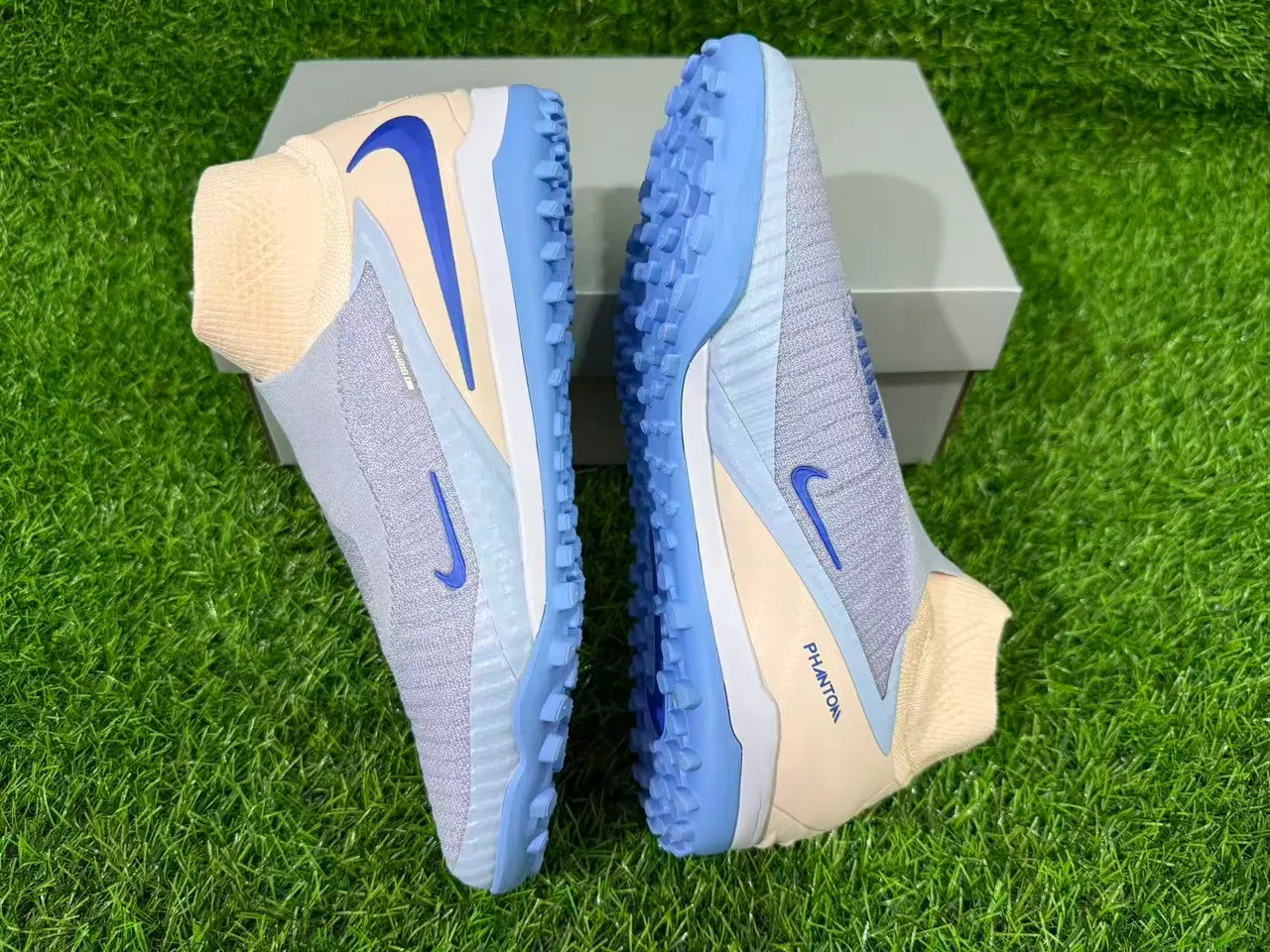 Nike Phantom GT Beige Azul Zapatos de fútbol con construcción de upper en knit ajustable para turf 6