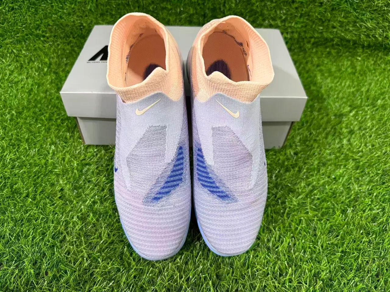Nike Phantom GT Beige Azul Zapatos de fútbol con construcción de upper en knit ajustable para turf 7
