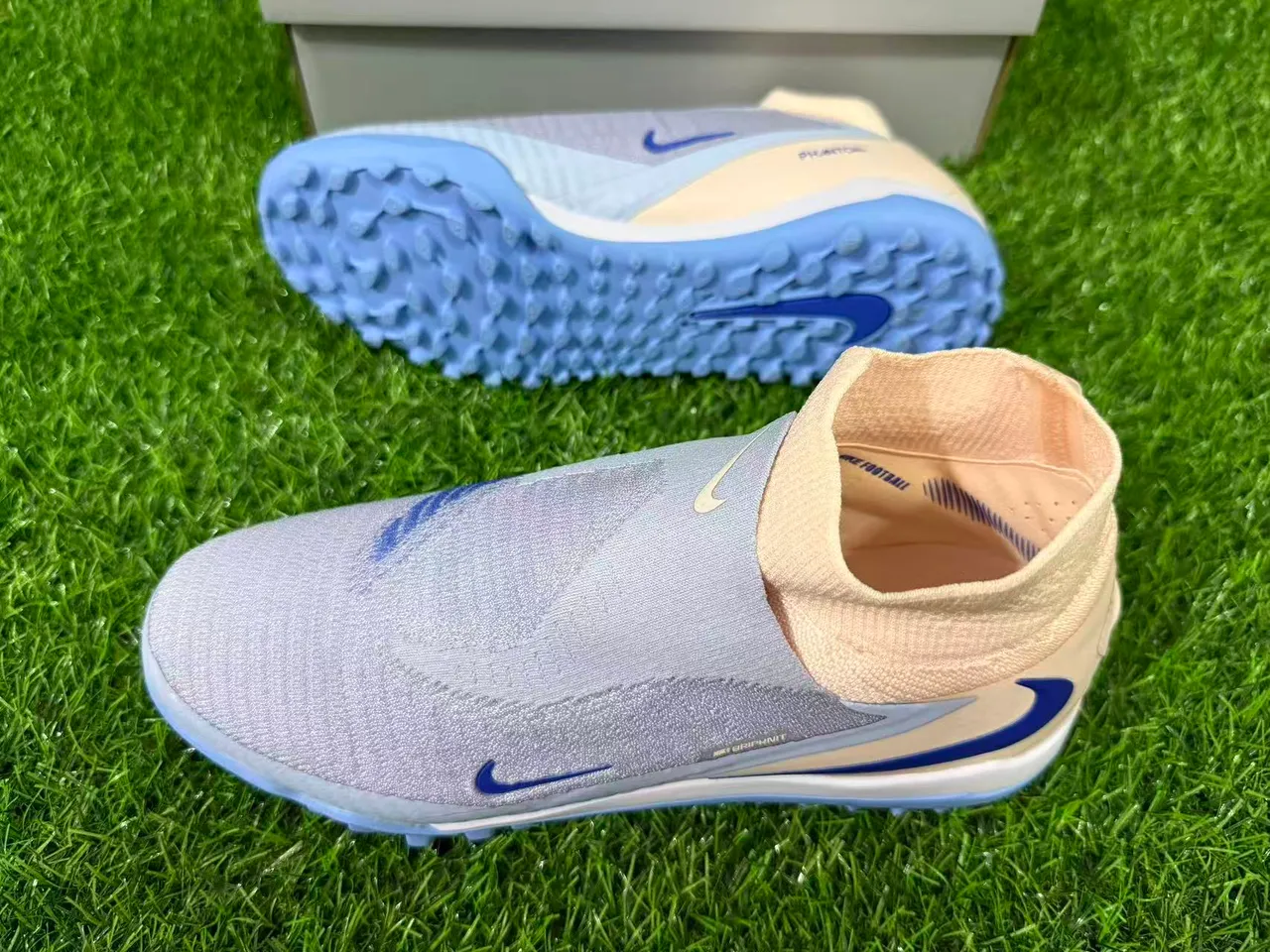 Nike Phantom GT Beige Azul Zapatos de fútbol con construcción de upper en knit ajustable para turf 8