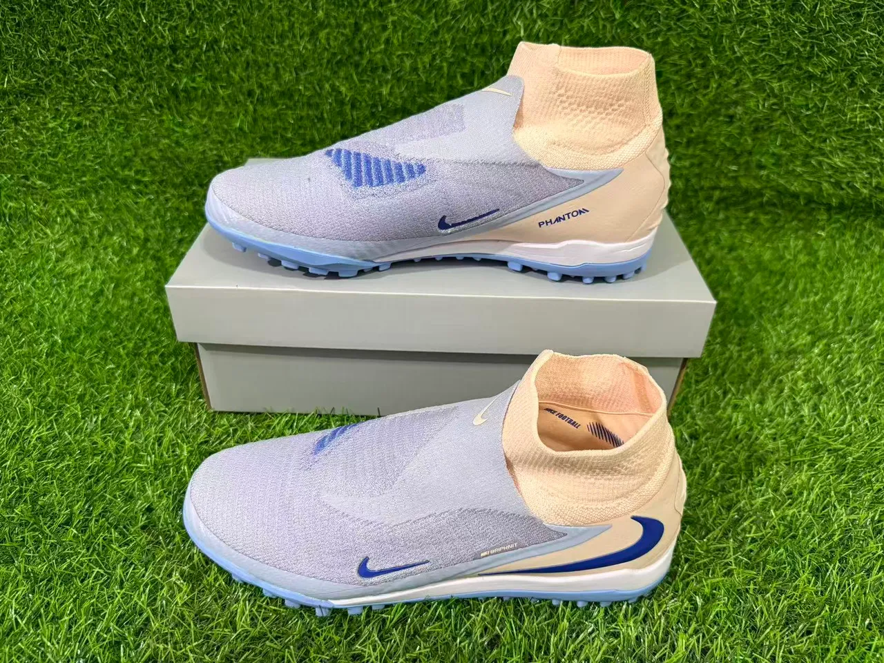 Nike Phantom GT Beige Azul Zapatos de fútbol con construcción de upper en knit ajustable para turf 9