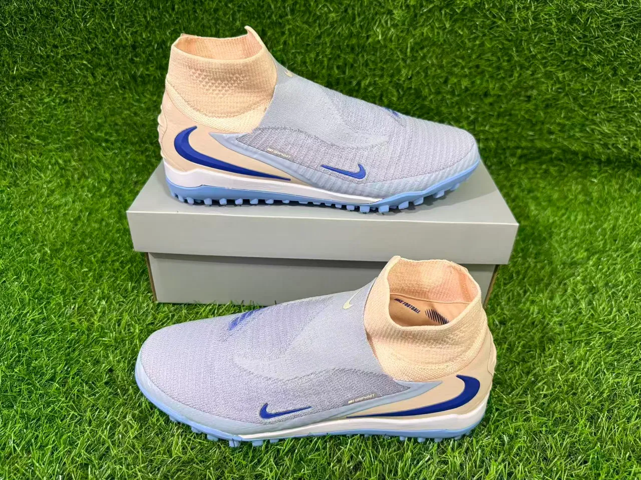 Nike Phantom GT Beige Azul Zapatos de fútbol con construcción de upper en knit ajustable para turf 10