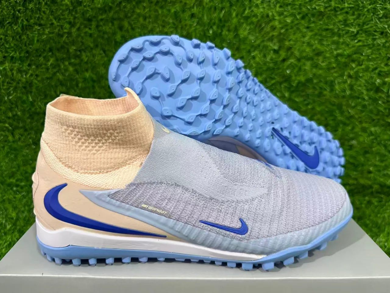 Nike Phantom GT Beige Azul Zapatos de fútbol con construcción de upper en knit ajustable para turf 11