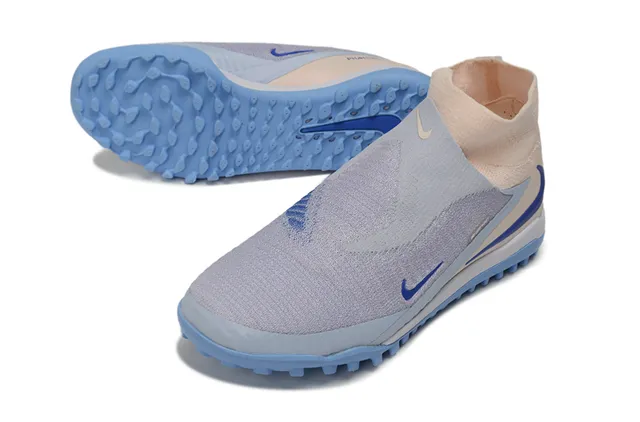 Nike Phantom GT Beige Azul Zapatos de fútbol con construcción de upper en knit ajustable para turf 15
