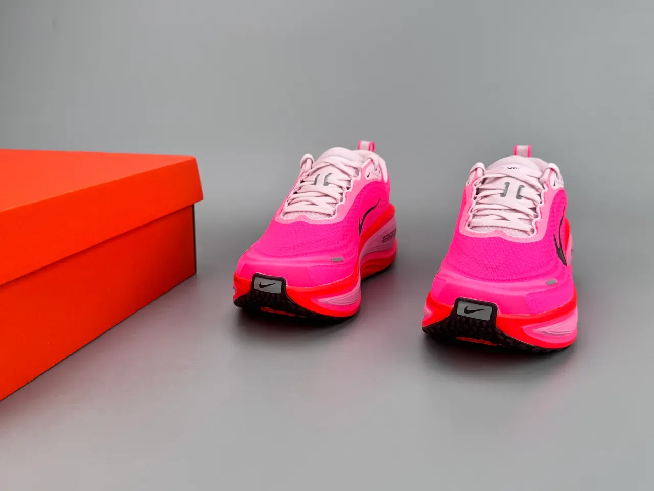 Nike Tênis Running Rosa Laranja Engineered Knit Upper Sola Ondulada Multi-Layer Midsole 3