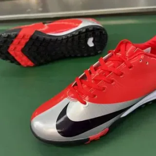 Nike Rojo Plata Bajo Corte Superior Sintético Asimétrico Cierre de Cordones Zapatos de Fútbol para Césped