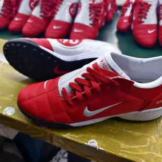 Nike Red White Quilted Synthetic Upper Low-Cut Sole Turf Soccer Shoes